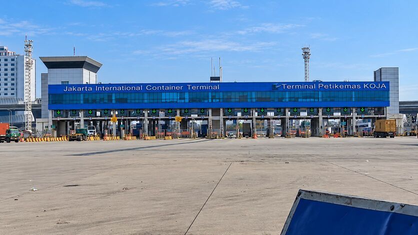 jakarta container terminal gate (1)