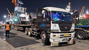 Kegiatan Trucking night port truck and steel coils (1)
