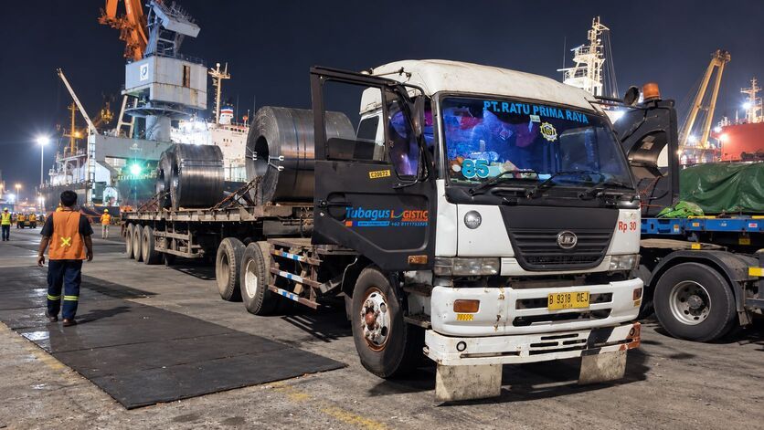 night port truck and steel coils (1)