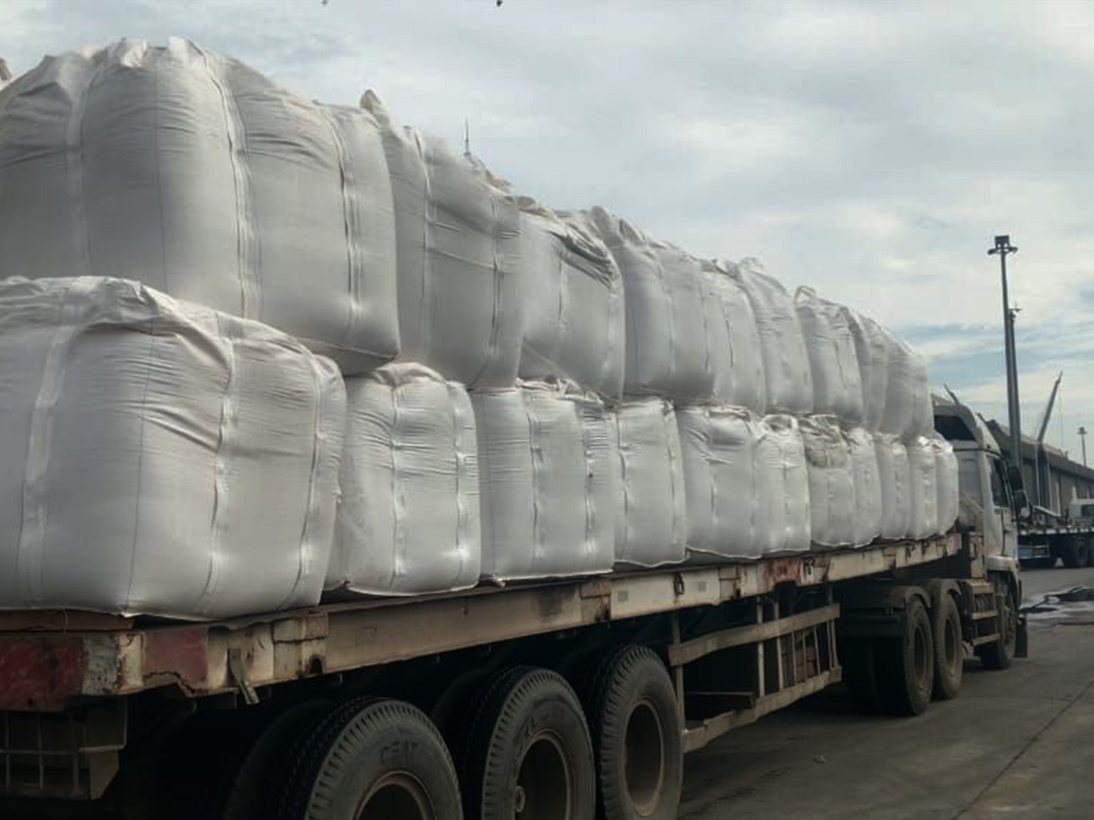 Kegiatan Muatan Jumbo Bag di kade 202 dari kapal MV. Yun Xie rpr jumbo bag