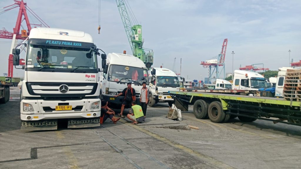 Persiapan unit armada sebelum proses muat Jumbo Bag whatsapp image 2025 06 30 at 08.41.15