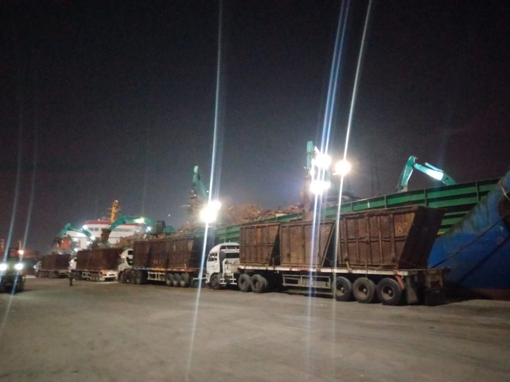 Proses Pemuatan Scraps dalam Layanan Transportasi Darat whatsapp image 2025 07 26 at 20.06.01