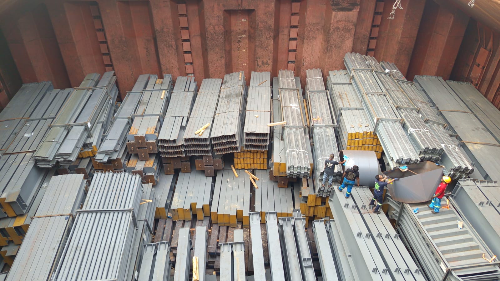 Kegiatan Pemuatan St. Billet PT. KPSS di Kade 201 dari Kapal MV. Yin Xue billet 2025 10 21 at 09.45.36