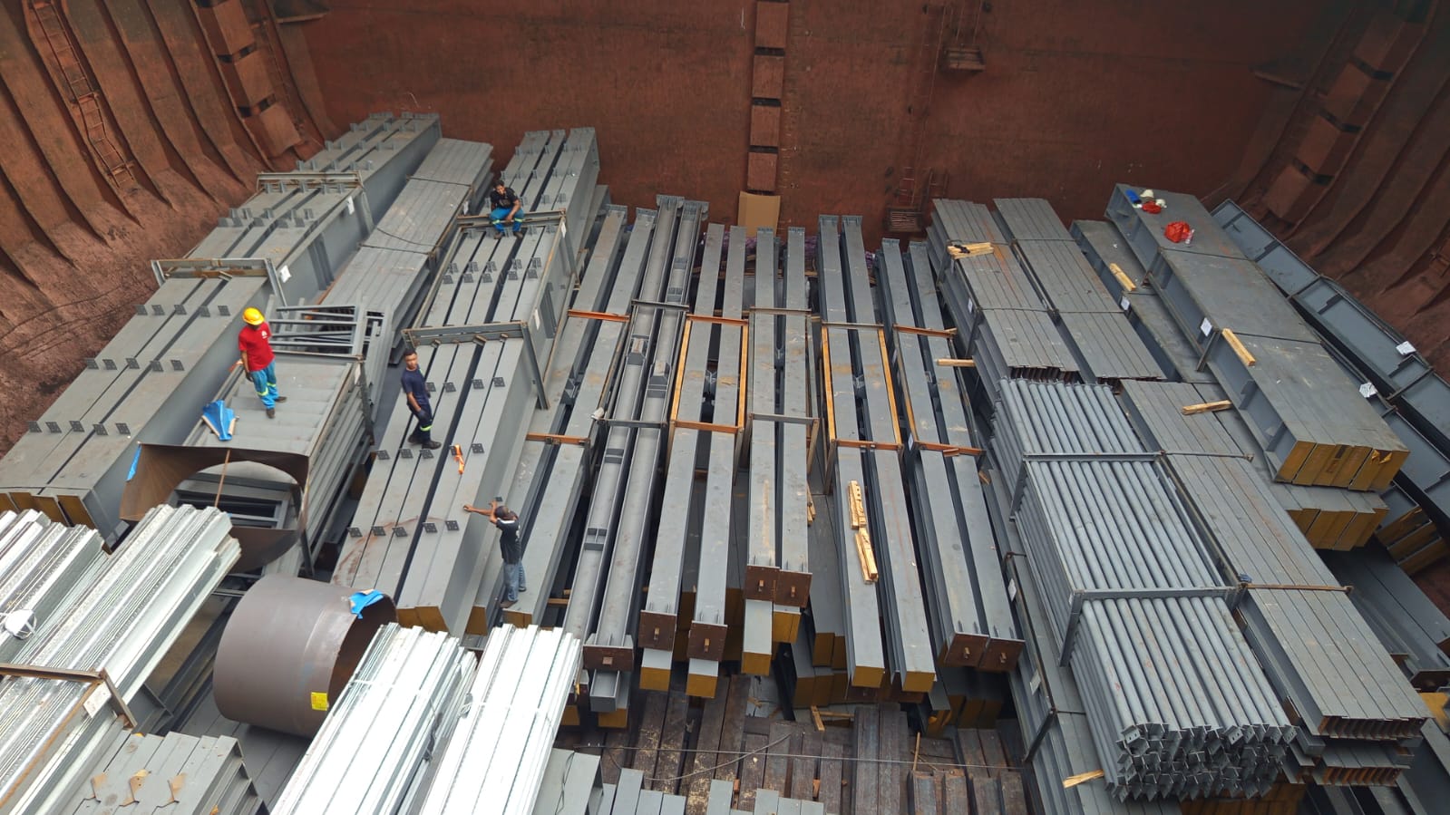 Kegiatan Pemuatan St. Billet PT. KPSS di Kade 201 dari Kapal MV. Yin Xue billet mv. yun xie 2025 10 21 at 09.45.36