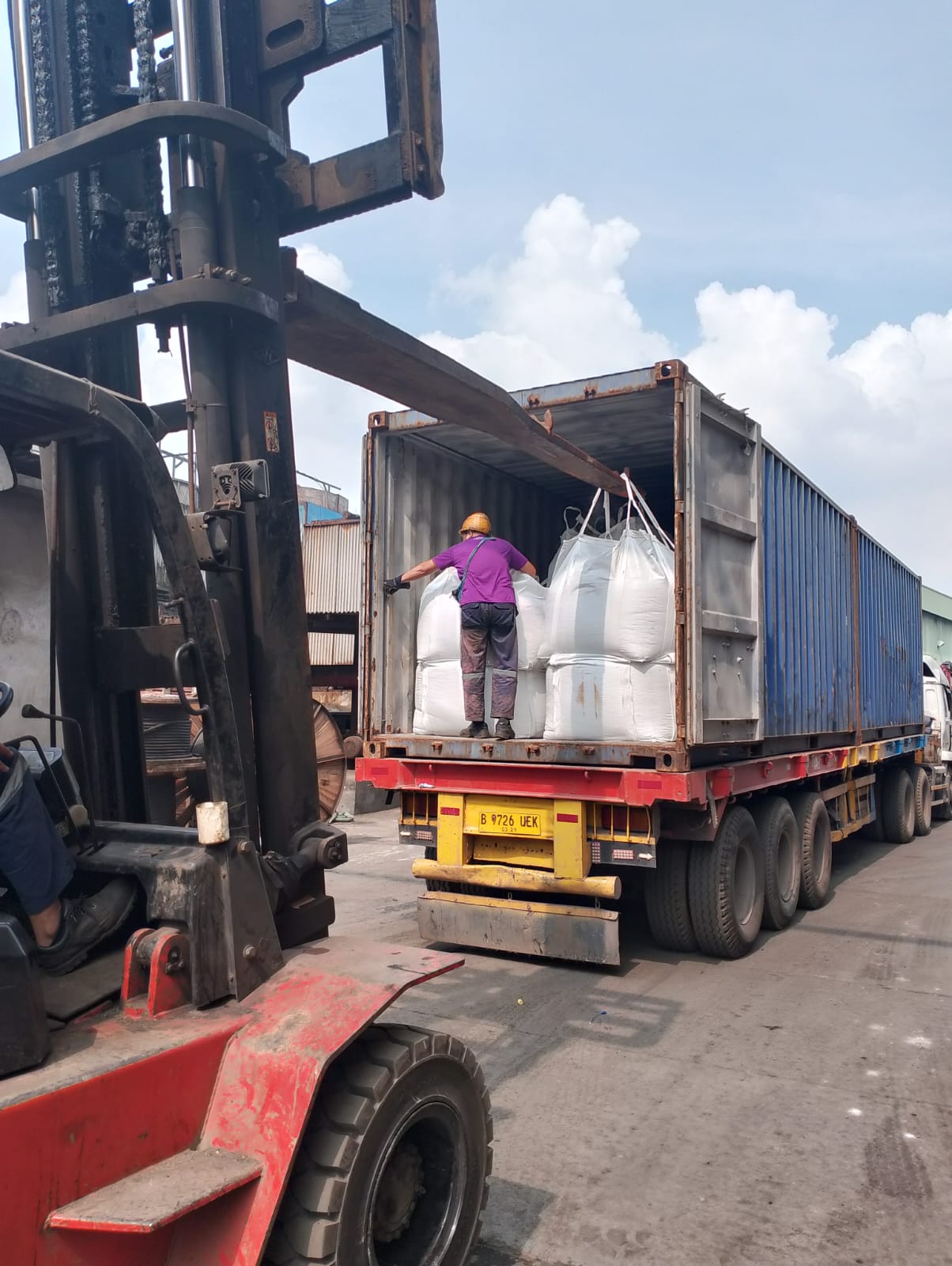 Kegiatan Pengiriman Container 2x20 feet cont 2025 10 21 at 08.54.22