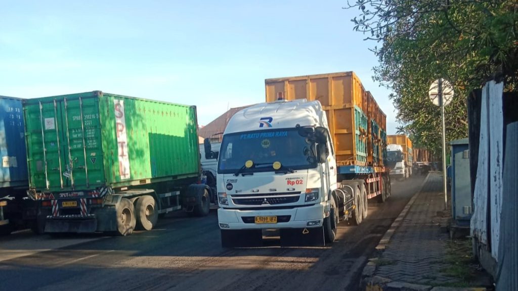 Kegiatan Muatan Scrap PT. JCAS dari Kapal MV. Tong Yun scraps 2025 10 26 at 06.41.20