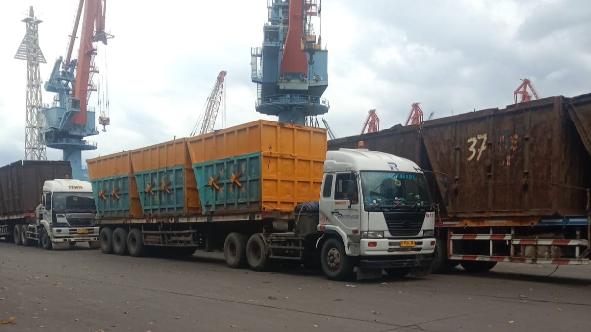 Kegiatan Muatan Scrap PT. JCAS dari Kapal MV. Tong Yun scraps 2025 10 26 at 14.46.25