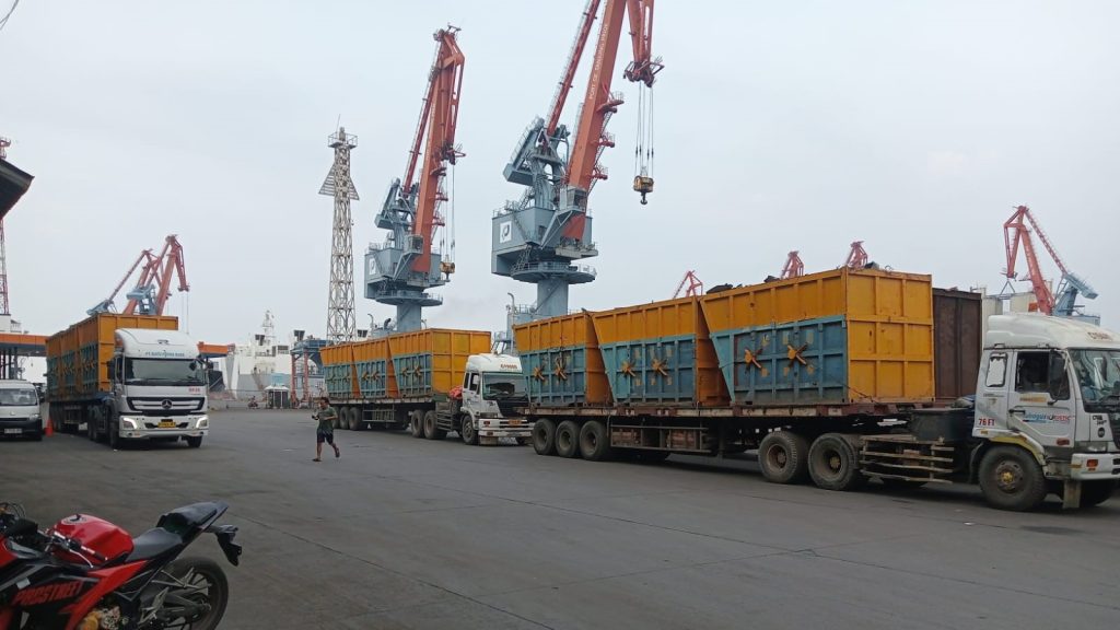 Kegiatan Muatan Scrap PT. JCAS – Hari ke-2 whatsapp image 2025 10 27 at 16.57.56