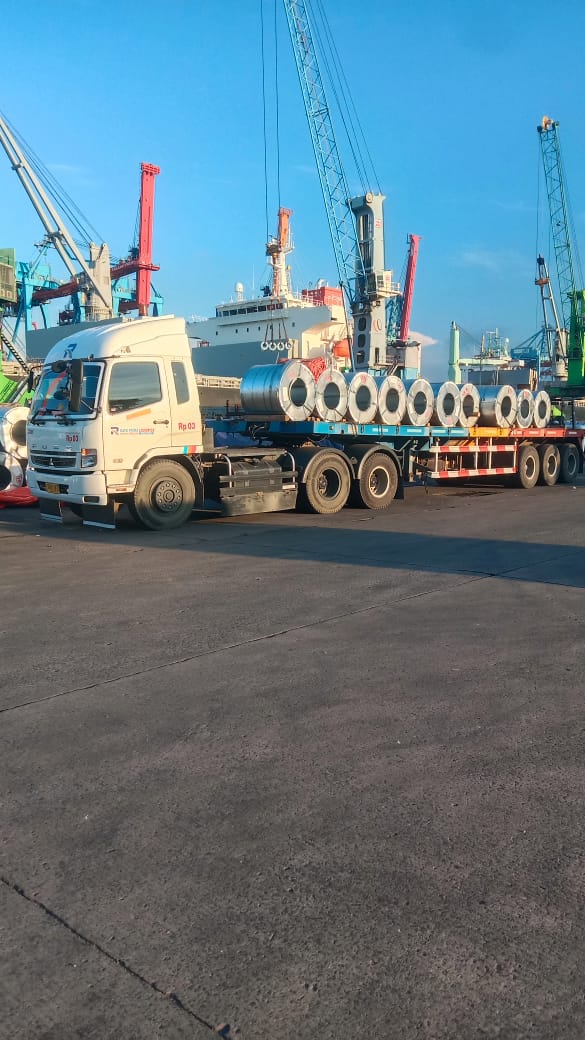 Kegiatan Pengangkutan Steel Coil dari MV. COSMOS di Kade 202 Menuju Balaraja coil mv. cosmos (1)