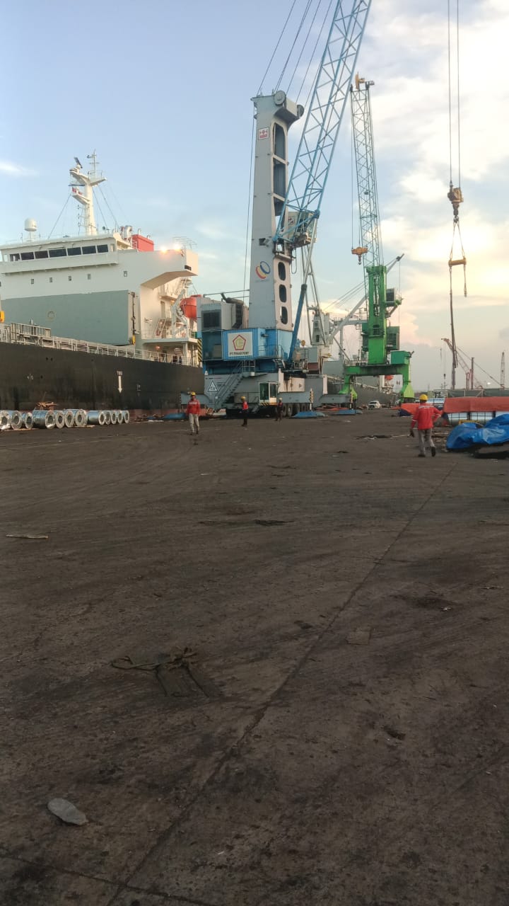 Kegiatan Pengangkutan Steel Coil dari MV. COSMOS di Kade 202 Menuju Balaraja coil mv. cosmos (3)