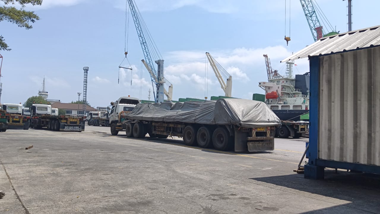 Kegiatan Pengangkutan Steel Coil dari MV. COSMOS di Kade 202 Menuju Balaraja st coil