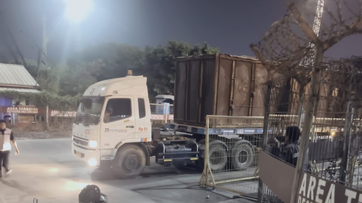 Tembus Malam! Trailer Angkut Scrap PT BPS Menuju Gorda night scrap bps 2